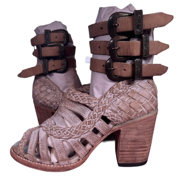 🦄 ONE OF A KIND FREEBIRD SANDALS 7 - Picture 2 of 5